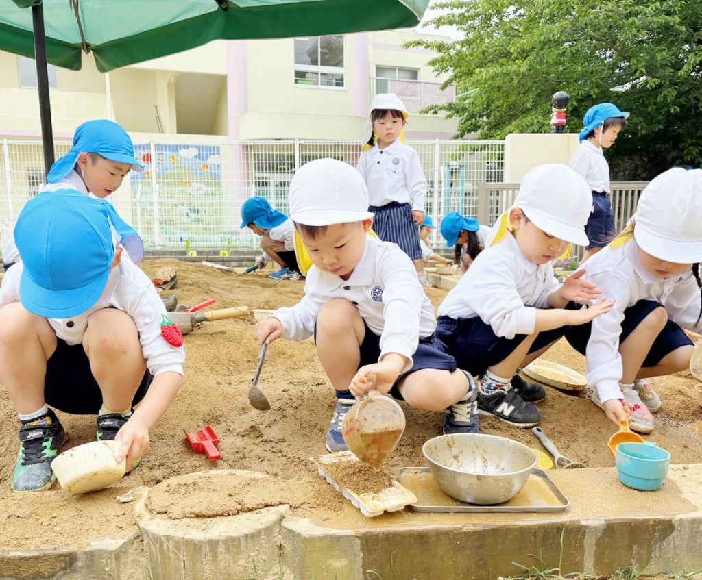 園庭で遊ぶこどもたちのイメージ